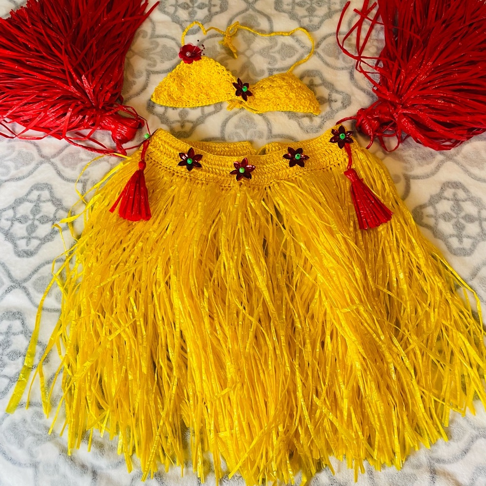 Child Hula set with adjustable skirt & pom pom